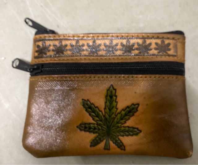 Cartera de cuero con dibujo de hoja de marihuana