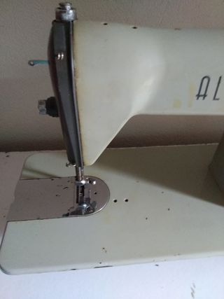 Maquina de coser Antigua Alfa