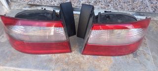 Pilotos traseros de Renault.