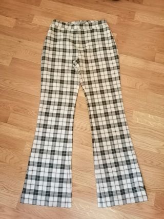 Pantalón Zara. Talla 36.Campana.