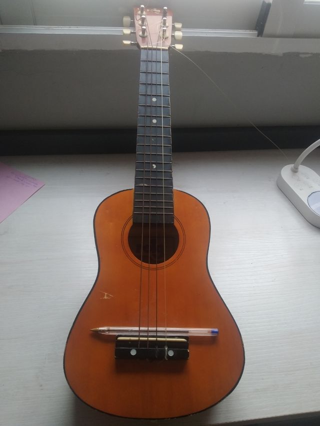 guitarra pequeña