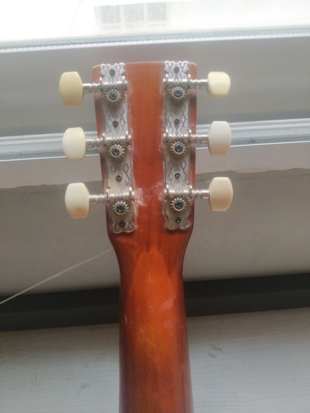 guitarra pequeña