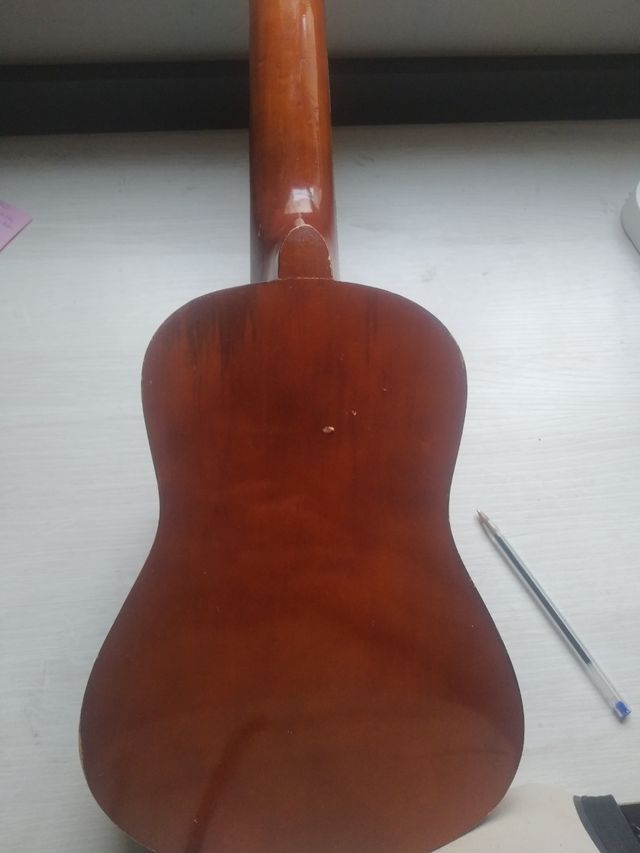 guitarra pequeña