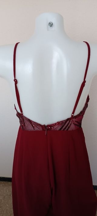 Mono de fiesta color granate