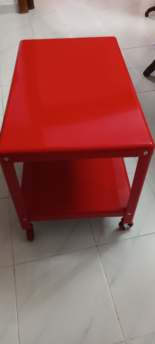 Mesa roja metal ikea con ruedas.