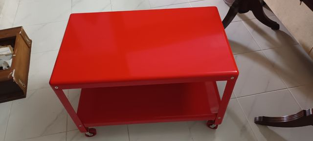 Mesa roja metal ikea con ruedas.