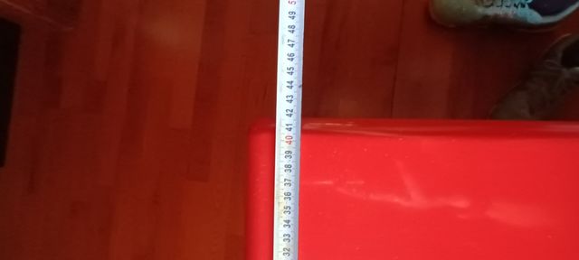 Mesa roja metal ikea con ruedas.