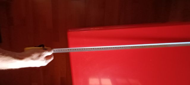 Mesa roja metal ikea con ruedas.