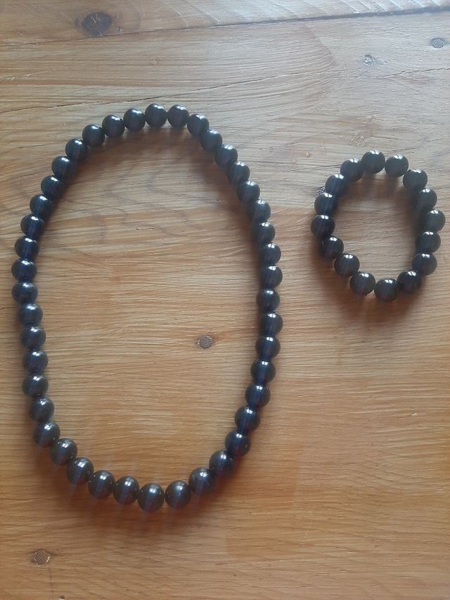 Collar y pulsera de cuentas negras