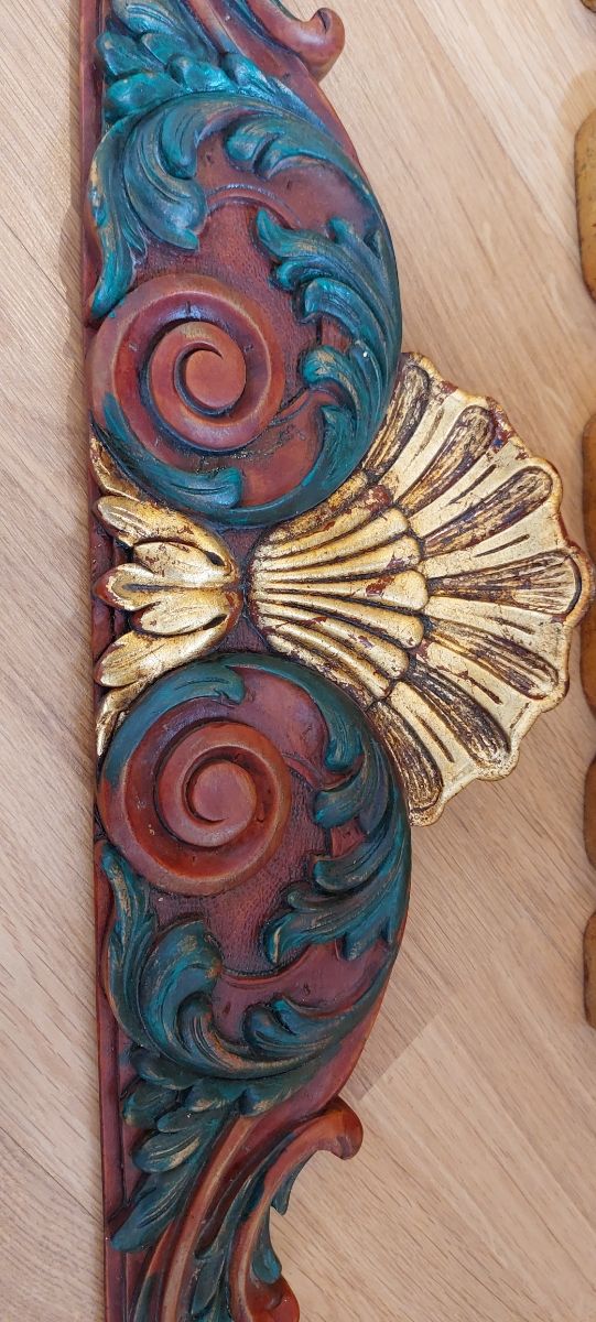 Sobrepuerta pintado con pan de oro