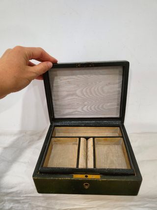 Antigua caja joyero piel latón inglesa 1950