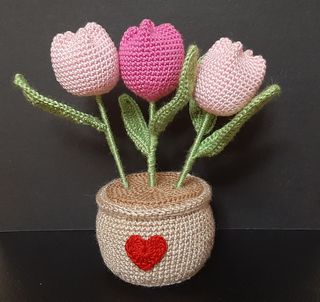 Maceta con tulipanes crochet