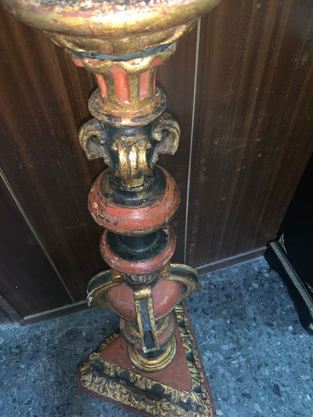 HACHERO DE IGLESIA. MADERA TALLADA Y POLICROMADA.