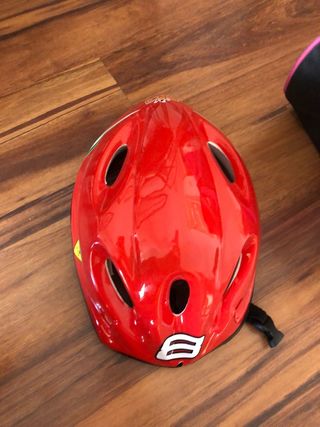 Patines y casco Ferrari