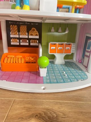 Edificio loco barriguitas, coche y moto