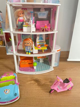 Edificio loco barriguitas, coche y moto