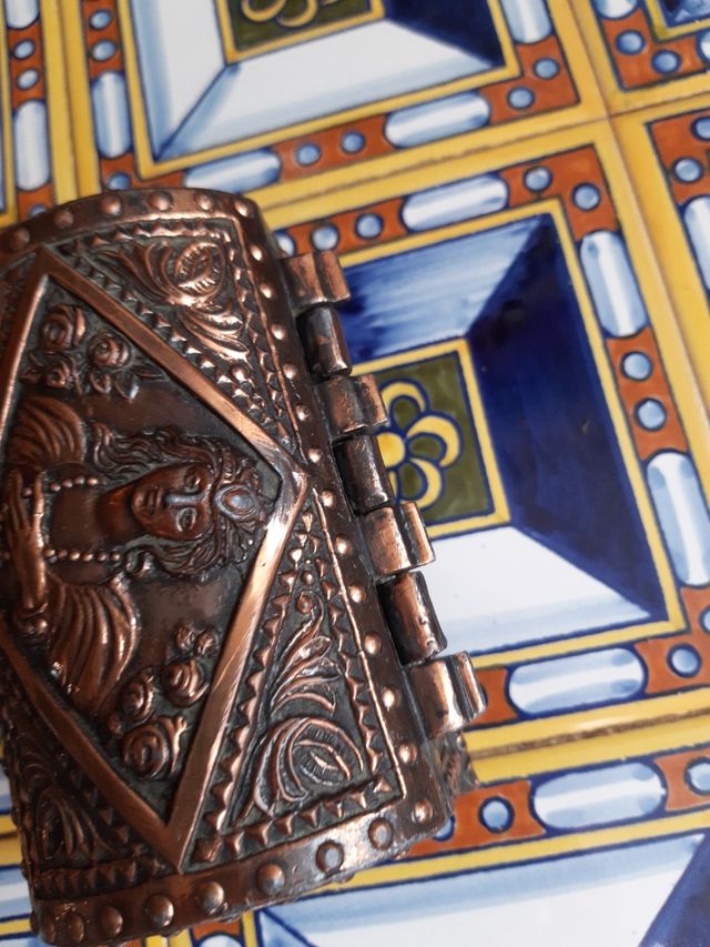 Baúl metal tallado 11x8