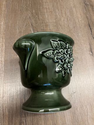 Maceta ealtada con relieves florales preciosa