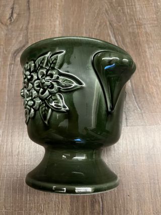 Maceta ealtada con relieves florales preciosa