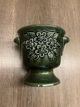 Maceta ealtada con relieves florales preciosa