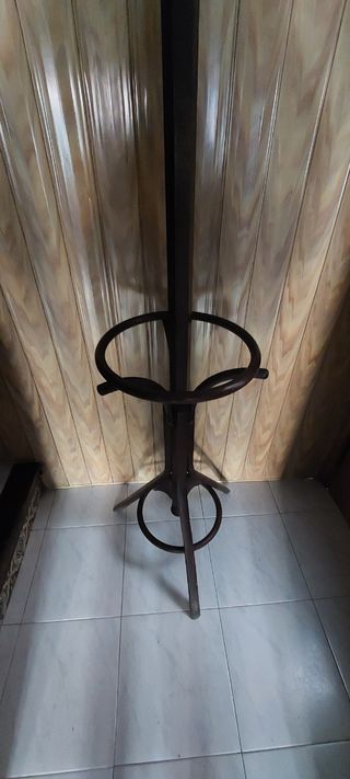Perchero antiguo de pie tradicional modelo Thonet