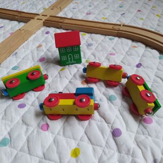 tren madera y vías HEROS