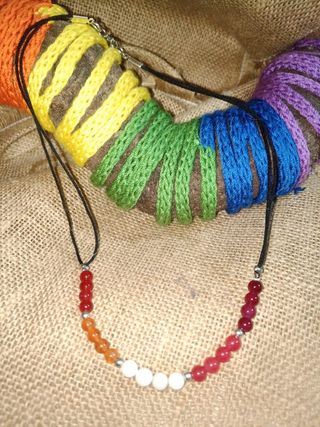 Collar de bolas bandera lesbica