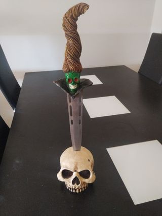 Figura de calavera con espada