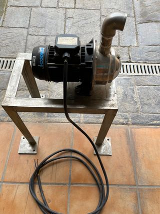 Bomba de agua con soporte inoxidable