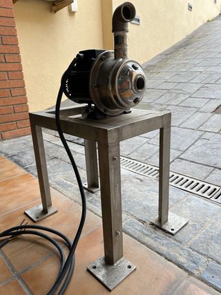 Bomba de agua con soporte inoxidable