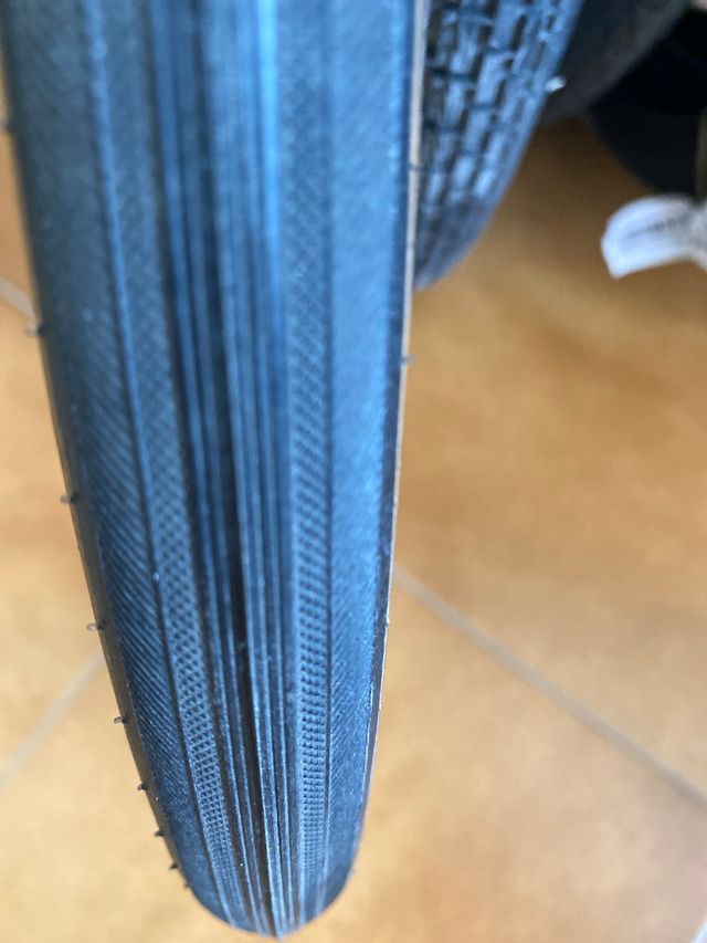 Cubierta 450x28A (28-390) marca Wolber NUEVA