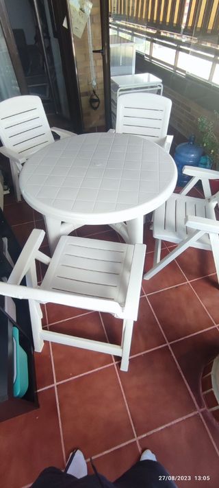 Mesa terraza o jardín.