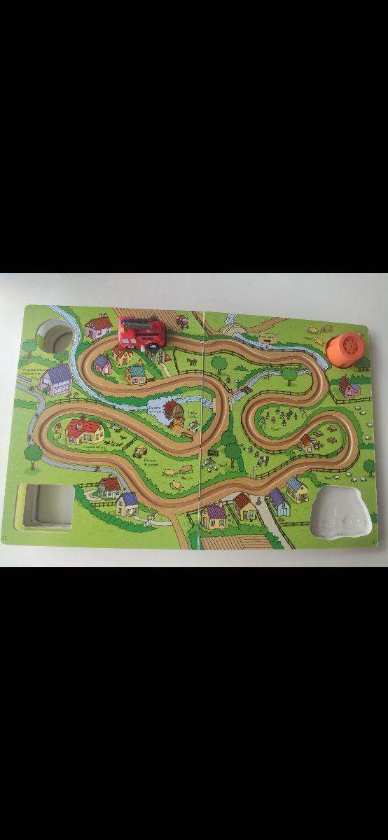 Libro con coche de bomberos