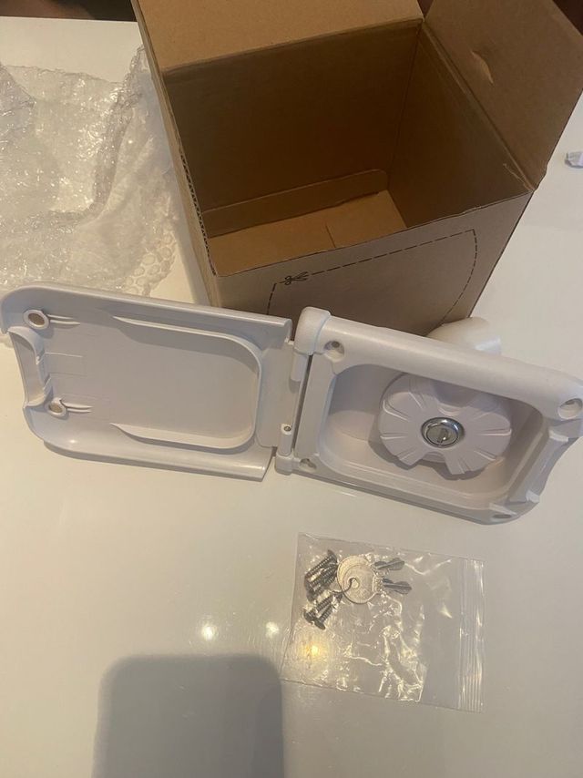 Bocana de agua con tapa magnética blanca