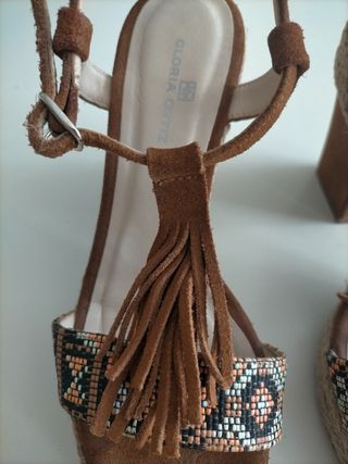 Sandalias de tacón ancho estilo étnico