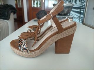 Sandalias de tacón ancho estilo étnico