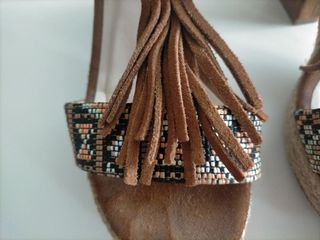Sandalias de tacón ancho estilo étnico