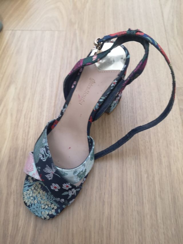 Sandalias motivos chinos Stadivarius 36