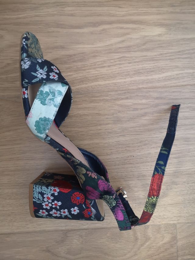 Sandalias motivos chinos Stadivarius 36