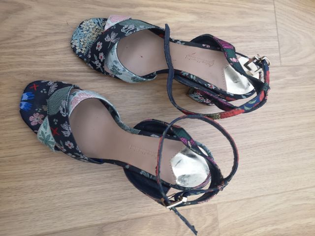 Sandalias motivos chinos Stadivarius 36