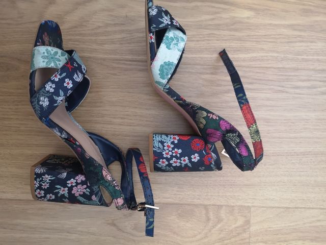 Sandalias motivos chinos Stadivarius 36