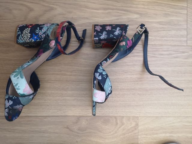 Sandalias motivos chinos Stadivarius 36