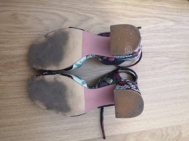 Sandalias motivos chinos Stadivarius 36