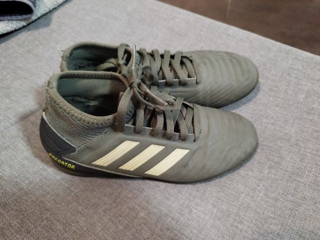 Bota Fútbol Adidas Talla 33 niño