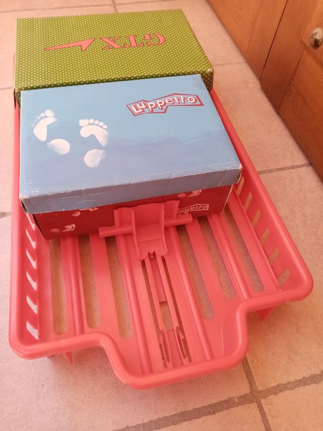 2 bandejas dispensadoras de productos.