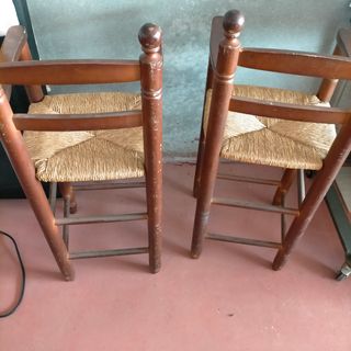 Dos Tronas de madera tipo bar