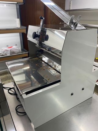 Màquina per tallar pa. Máquina para cortar pan