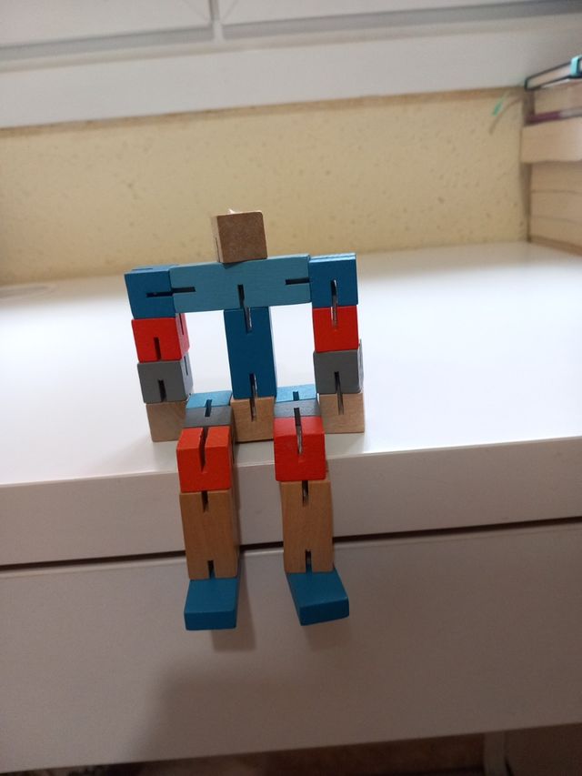 Robot de bloques de madera transformable en cubo