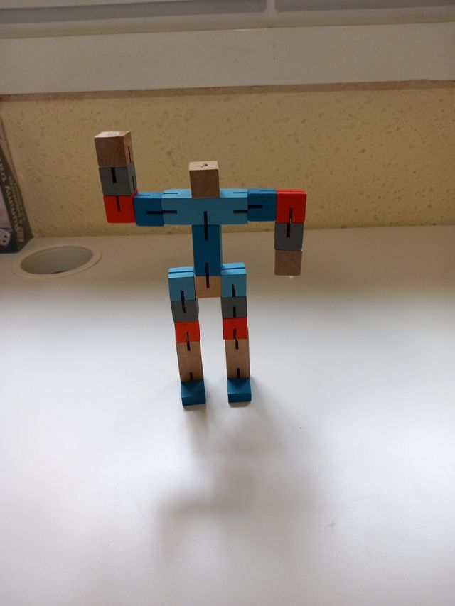 Robot de bloques de madera transformable en cubo