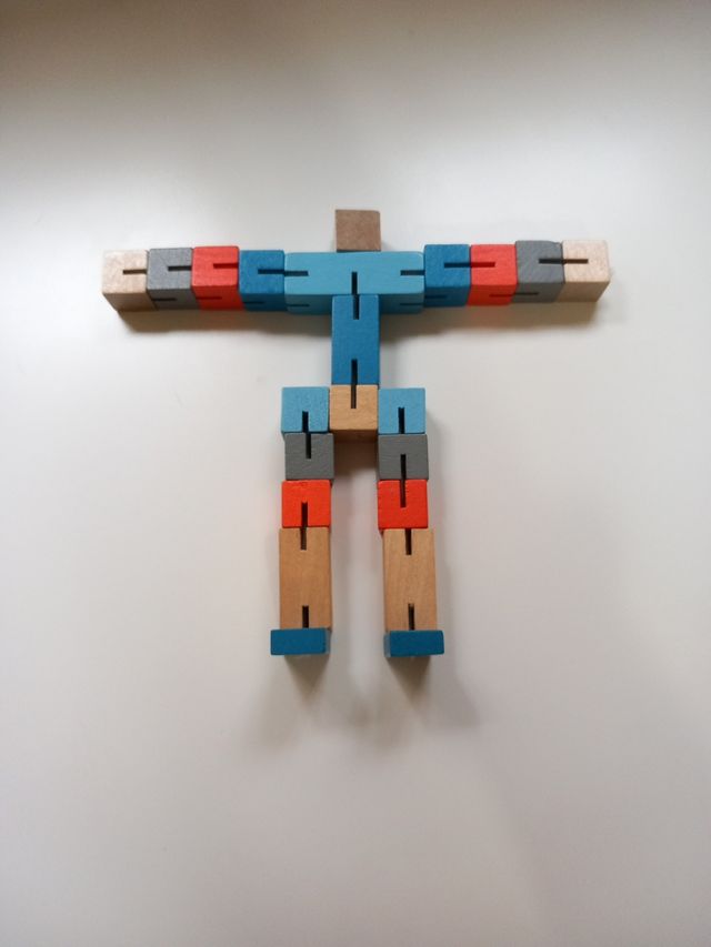 Robot de bloques de madera transformable en cubo